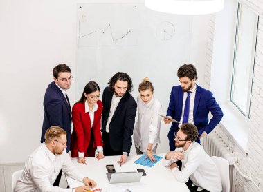 Genç iş adamları ofiste toplandı