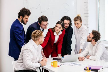 İş adamlarının başarılı etkileşimi vardır.