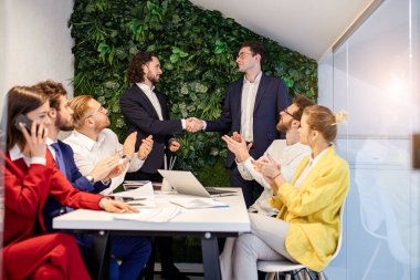 Çeşitli iş adamlarının başarılı işbirliği