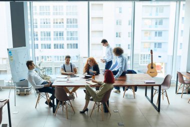 Modern konferans ofisinde yeni bir başlangıç projesi üzerinde çalışan genç iş adamlarının beyin fırtınası zamanı.