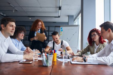 Başarılı yaratıcı ekip ofiste proje üzerinde çalışıyor.