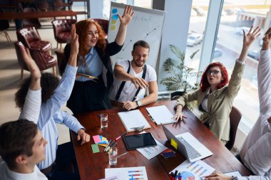Başarılı iş ekibinin el kaldırmasını kutluyoruz.