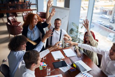 Gülümseyen iş arkadaşı işi