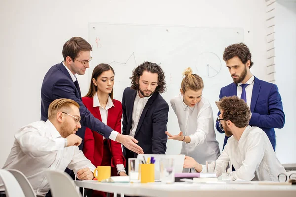 Az üzleti csapat aktív megbeszélése az irodában — Stock Fotó