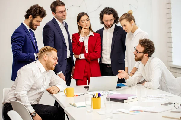 Proceso de coworking empresarial en la oficina —  Fotos de Stock