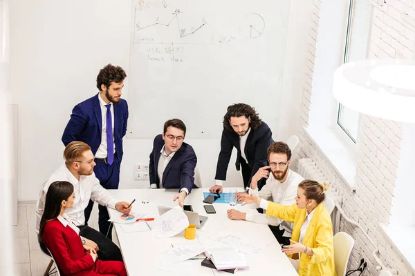 Jóvenes empresarios de éxito en el cargo — Foto de Stock