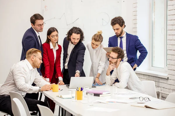 Jóvenes líderes empresariales reunidos en el cargo —  Fotos de Stock