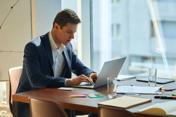Young caucasian businessman at work — Stock Photo, Image