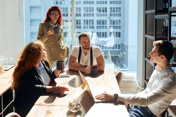 Un grupo de caucásicos en la conferencia de negocios — Foto de Stock