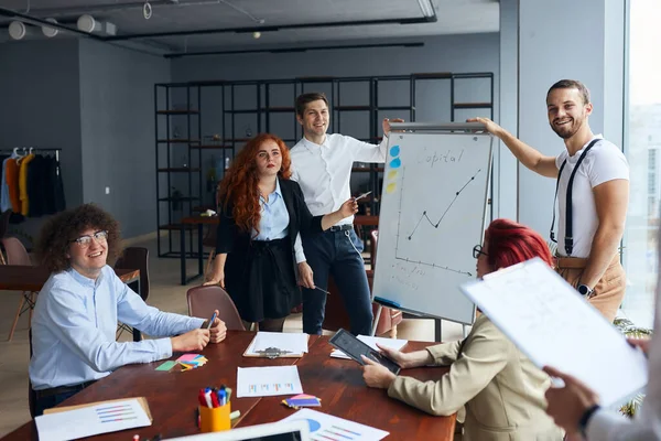 Fröhlich erfolgreiches kreatives Team von Mitarbeitern — Stockfoto