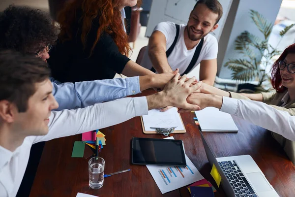 Erfolgreiche Geschäftsleute, Fachkräfte, die Hand in Hand arbeiten — Stockfoto