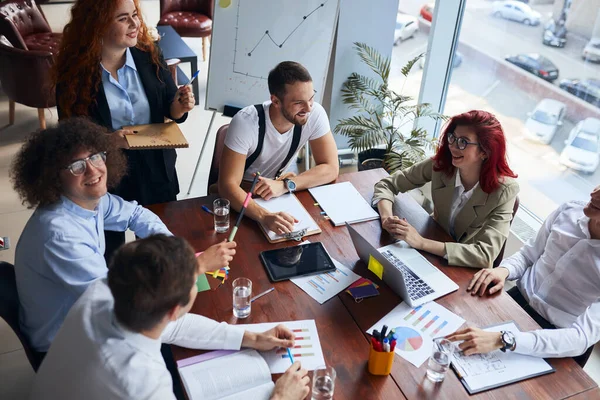 Yöneticiler ofis toplantısında iş görüşlerini tartışıyor