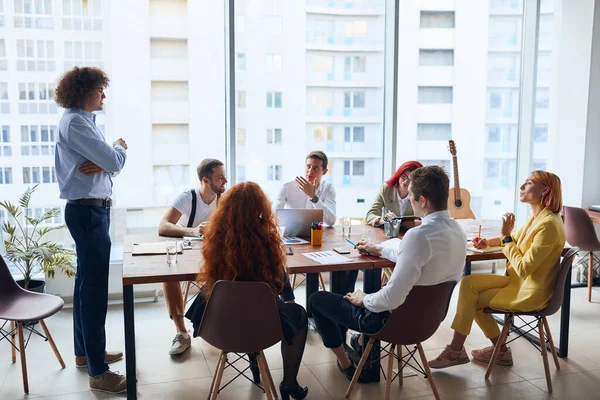 Leadership. Leader of company give instruction to young colleagues — Stock Photo, Image