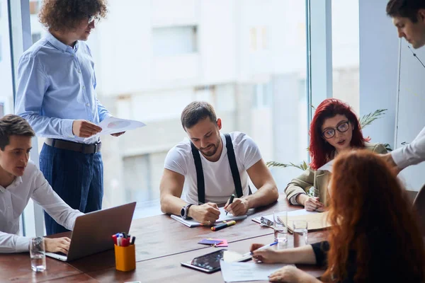 Yöneticiler ofis toplantısında iş görüşlerini tartışıyor