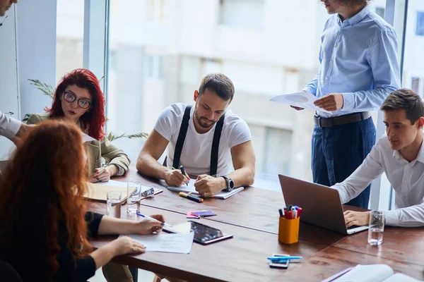 Geschäftsleute diskutieren im Besprechungsraum im Kreativbüro — Stockfoto