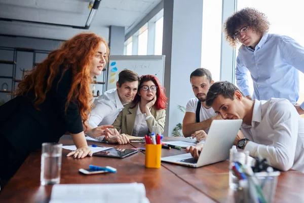 Gruppe kaukasischer junger Kollegen coworking im Büro — Stockfoto