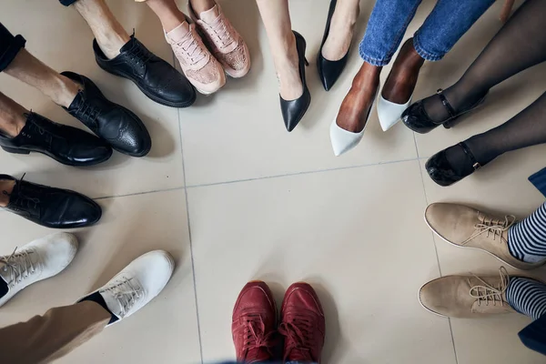 Diversos jóvenes piernas en círculo — Foto de Stock