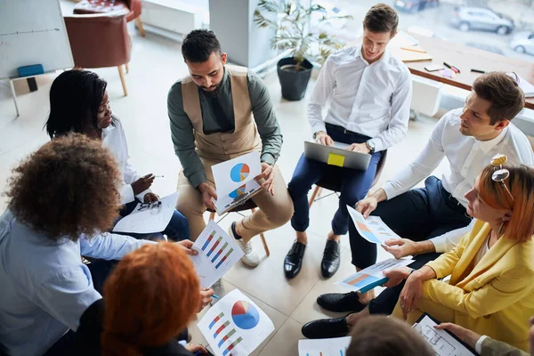 Trabajo en equipo exitoso en la oficina, discutiendo —  Fotos de Stock