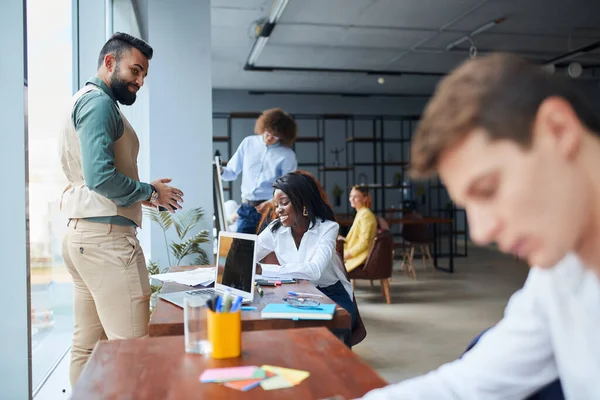 Treffen der Mitarbeiter und Planung der nächsten Arbeitsschritte im Büro — Stockfoto