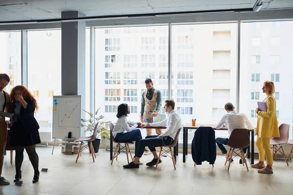 Jonge drukke multiraciale zakenmensen die samenwerken in coworking space — Stockfoto