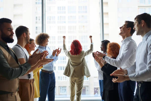 Erfolgreiches Geschäftsteam mit erhobenen Armen und klatschenden Händen im Büro — Stockfoto