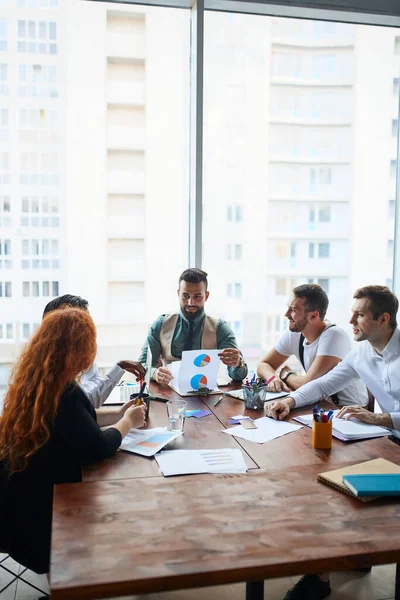 Reunión de compañeros de trabajo y planificación de los próximos pasos del trabajo en la oficina de negocios — Foto de Stock