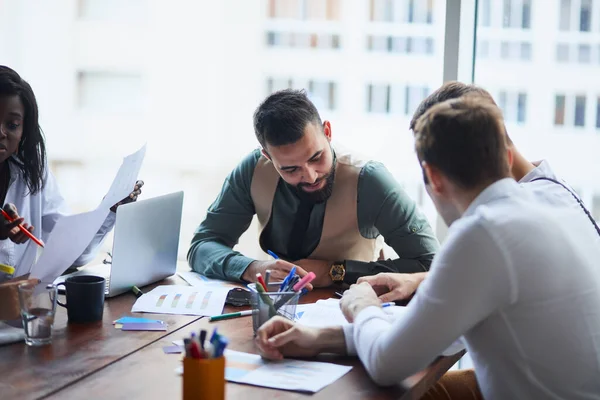 Team giovani professionisti multietnici hanno una discussione casuale in ufficio commerciale — Foto Stock