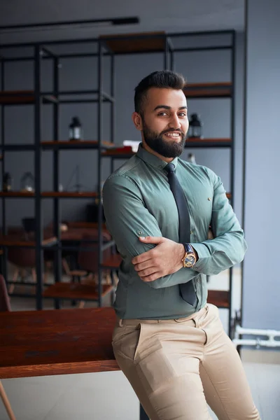 Portret pewnego siebie młodego biznesmena z Bliskiego Wschodu stojącego na stanowisku — Zdjęcie stockowe