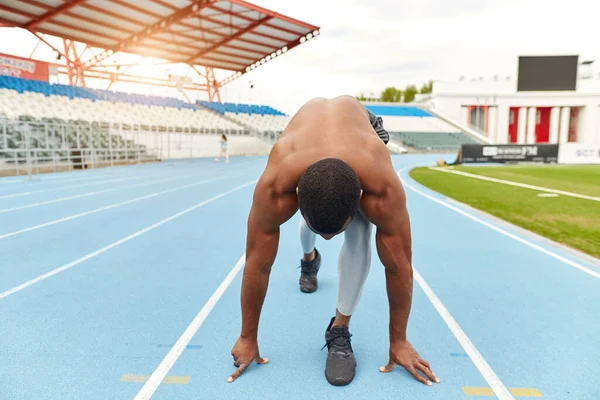 Hazır, hazır, başla. Sporcu koşmak için sinyal bekliyor