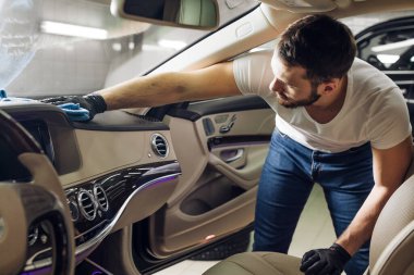 Kirli aracı temizleyen müthiş şık adam.