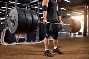 Jimnastik salonunda güzel bir vücut geliştirme.