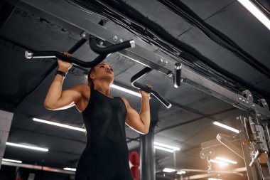 Alıştırma için hazırlanan yakışıklı halterci