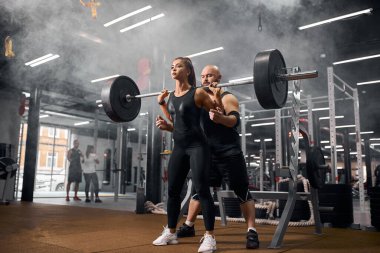 Spor giyim sektöründe formda bir adam kızı desteklemeye odaklanmış.
