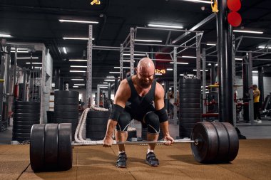 Spor salonunda halterli sporcu.