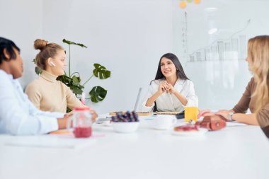 Kafkasyalı lider kadın meslektaşlarıyla konuşuyor