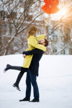 Mutlu çift dışarıda birlikte vakit geçirir.