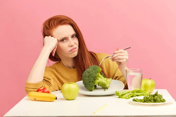 野菜の食事よ。悲しいです鈍い女性保持ブロッコリーフォークしながら作るgrimace — ストック写真