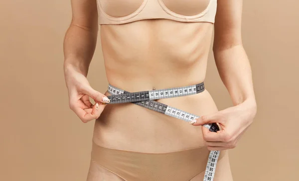 Anorexia. Chica muestra el estómago delgado y las costillas de cerca — Foto de Stock
