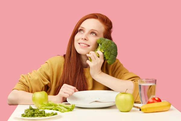 Slim donna felice si siede a tavola con sogni di broccoli su torta saporita, tentazione — Foto Stock