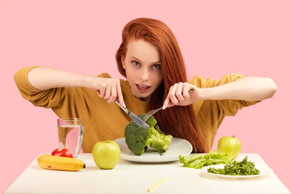 Bella rossa donna caucasica seduta a tavola con cibo sano e broccoli — Foto Stock