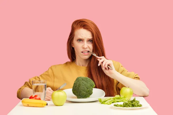 野菜の食事よ。悲しいです鈍い女性保持ブロッコリーフォークしながら作るgrimace — ストック写真