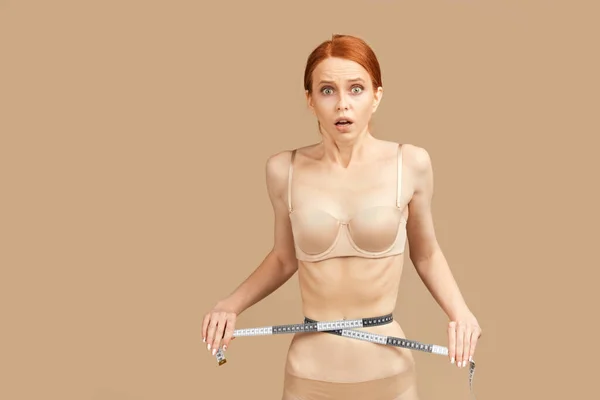 Anorexia. Chica muestra el estómago delgado y las costillas sobresalientes — Foto de Stock