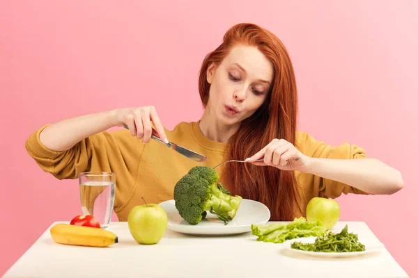 健康的な食べ物とブロッコリーとテーブルに座ってかなり赤毛の白人女性 — ストック写真