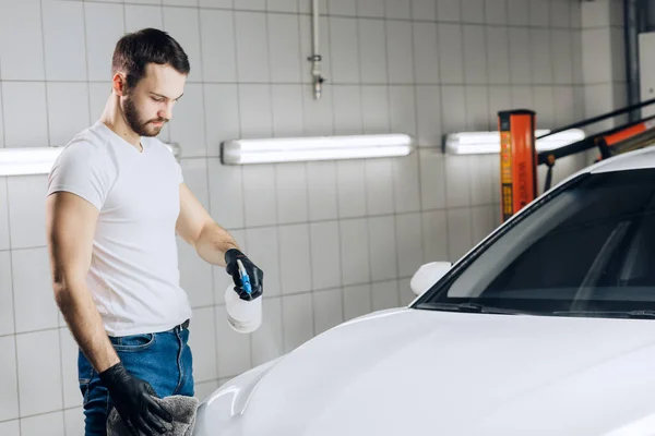 Professionele carwash man polijsten van het voertuig — Stockfoto