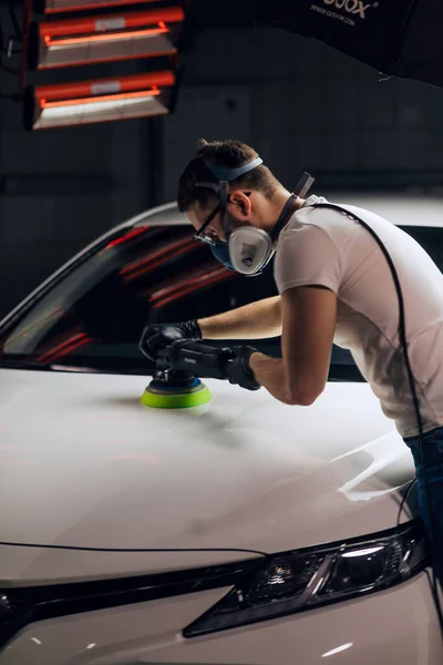 Mechanic using a modern car polisher — Stock Photo, Image