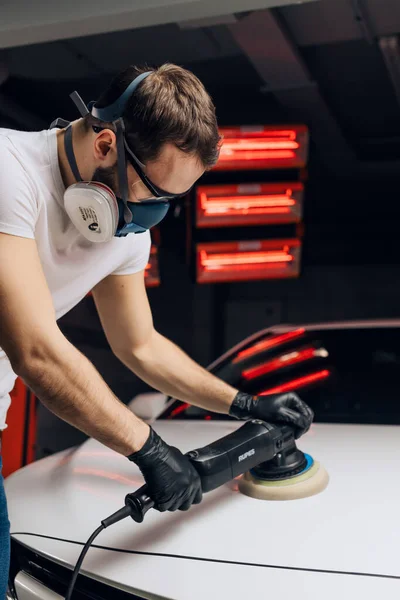 Mecánico usando un dispositivo de pulido eléctrico en el garaje — Foto de Stock