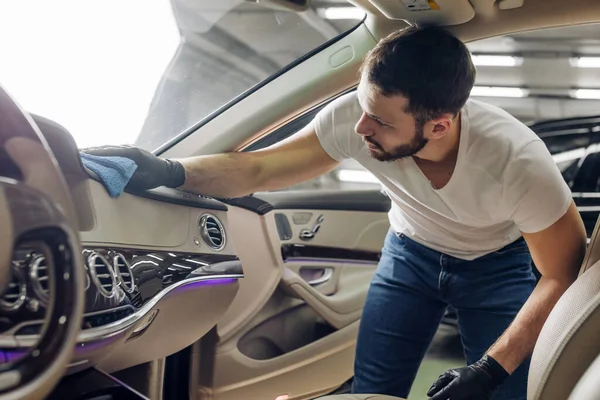 Araba galerisi. part-time bir iş.