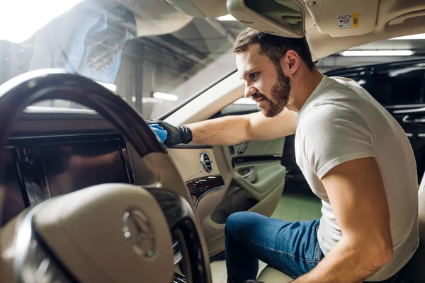 Young man preparing his car for sale — Stock Photo, Image