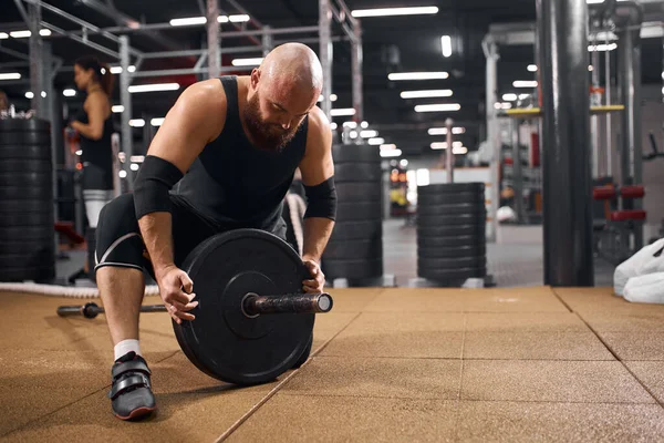 Powerlifter byta järn skivor i gymmet — Stockfoto