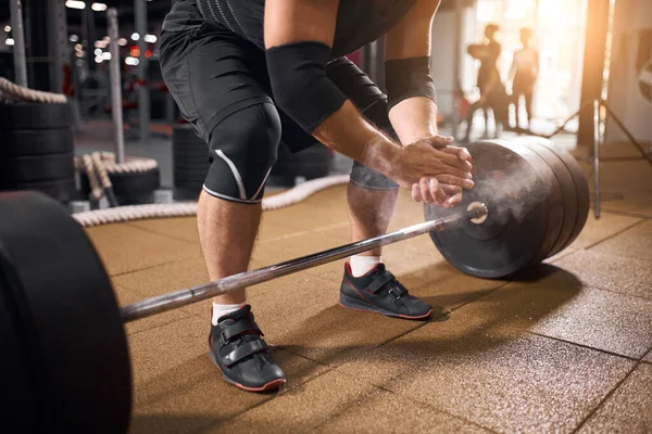 Αθλητής παλαμάκια χέρια πριν deadlift — Φωτογραφία Αρχείου